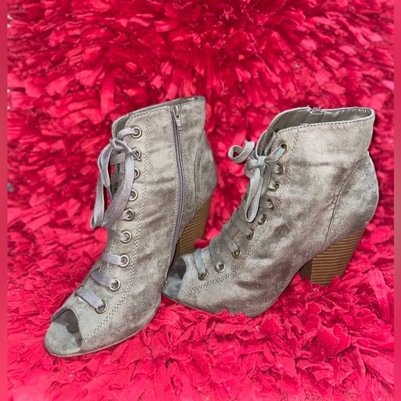 Suede lace up peep toe booties with side zipper. Size 8! - Picture 2 of 3